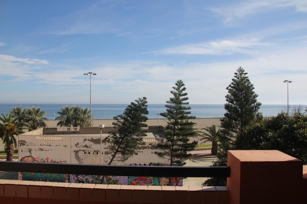 Apartamento en primera línea de playa, con vistas a la playa Roquetas de Mar Exterior foto
