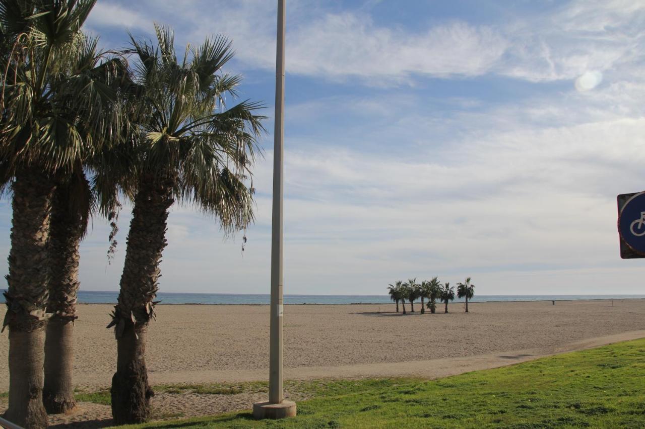Apartamento en primera línea de playa, con vistas a la playa Roquetas de Mar Exterior foto