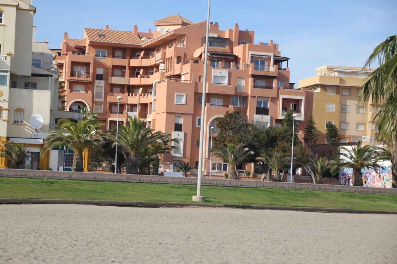 Apartamento en primera línea de playa, con vistas a la playa Roquetas de Mar Exterior foto