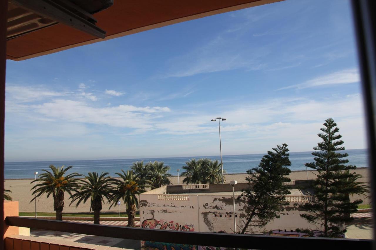 Apartamento en primera línea de playa, con vistas a la playa Roquetas de Mar Exterior foto
