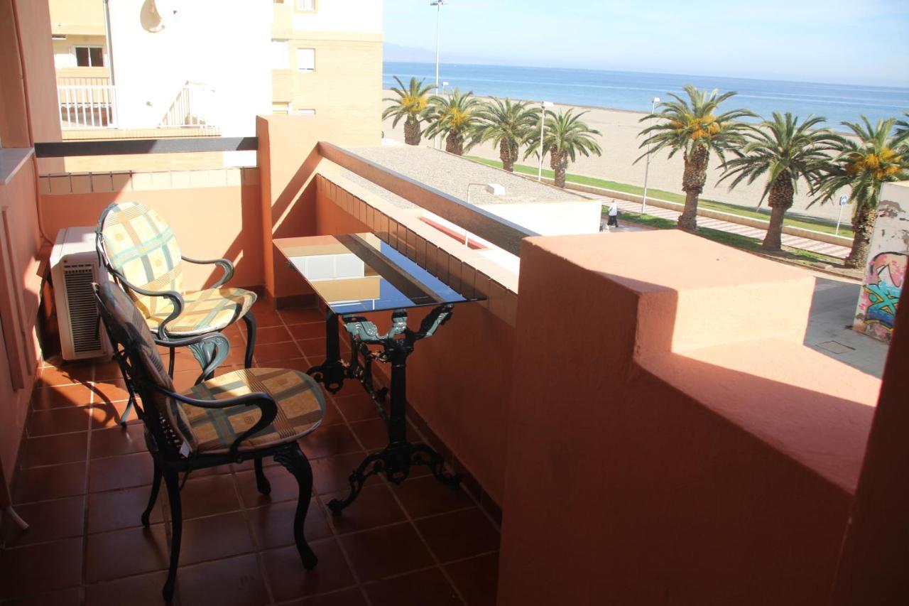 Apartamento en primera línea de playa, con vistas a la playa Roquetas de Mar Exterior foto