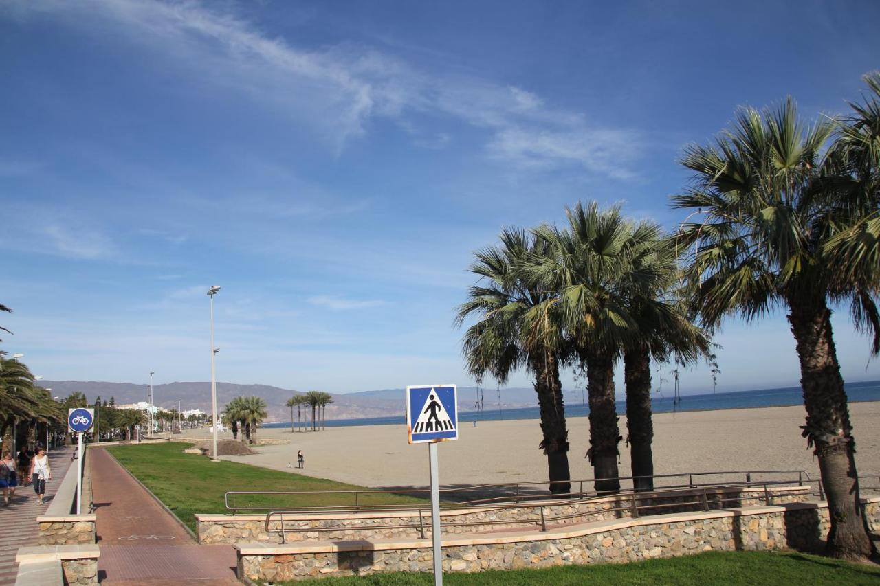 Apartamento en primera línea de playa, con vistas a la playa Roquetas de Mar Exterior foto