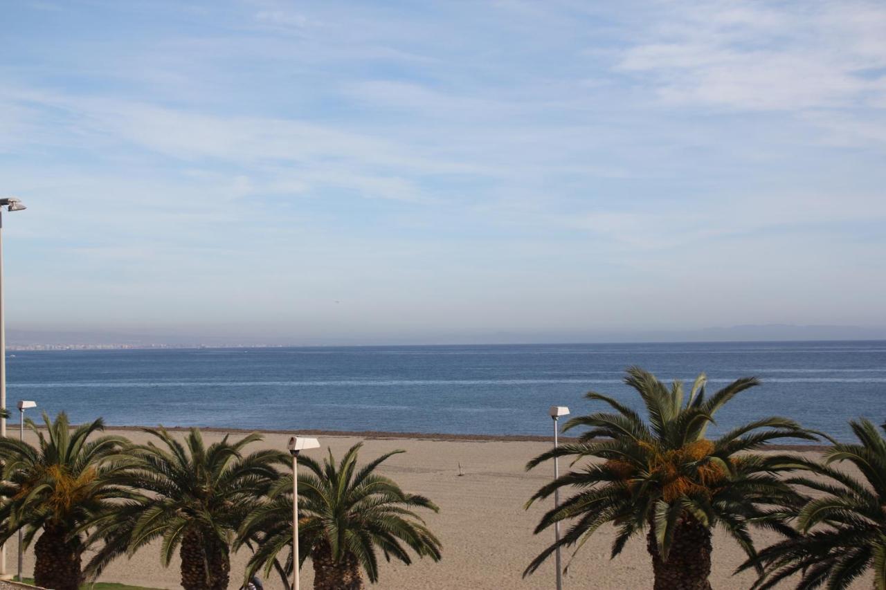 Apartamento en primera línea de playa, con vistas a la playa Roquetas de Mar Exterior foto
